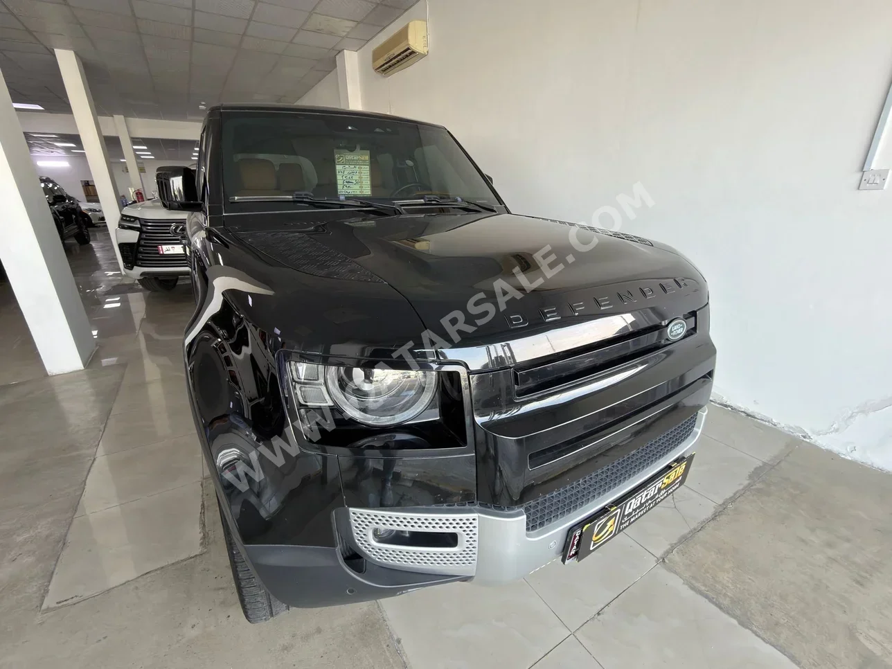 لاند روفر ديفيندر 110 اتش اس اي 2023 اوتوماتيك 93,000 كم 6 سلندر دفع رباعي اس يو في أسود