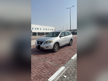 نيسان  باثفايندر  اس في  2014  اوتوماتيك  187,000 كم  6 سلندر  دفع خلفي  اس يو في  فضي