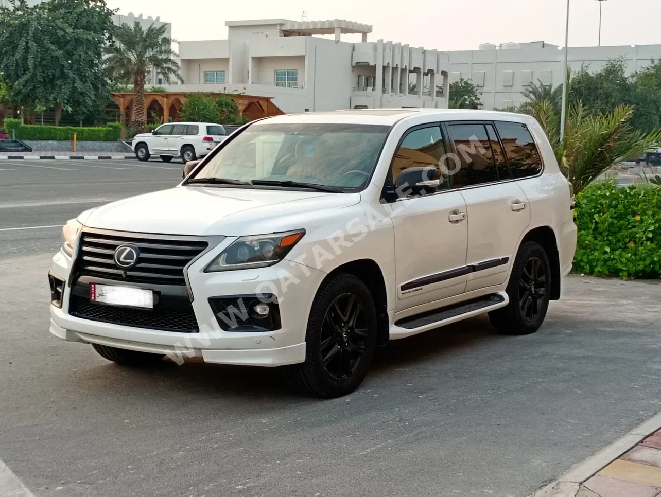 Lexus  LX  570 S  2014  Automatic  380,000 Km  8 Cylinder  Four Wheel Drive (4WD)  SUV  White