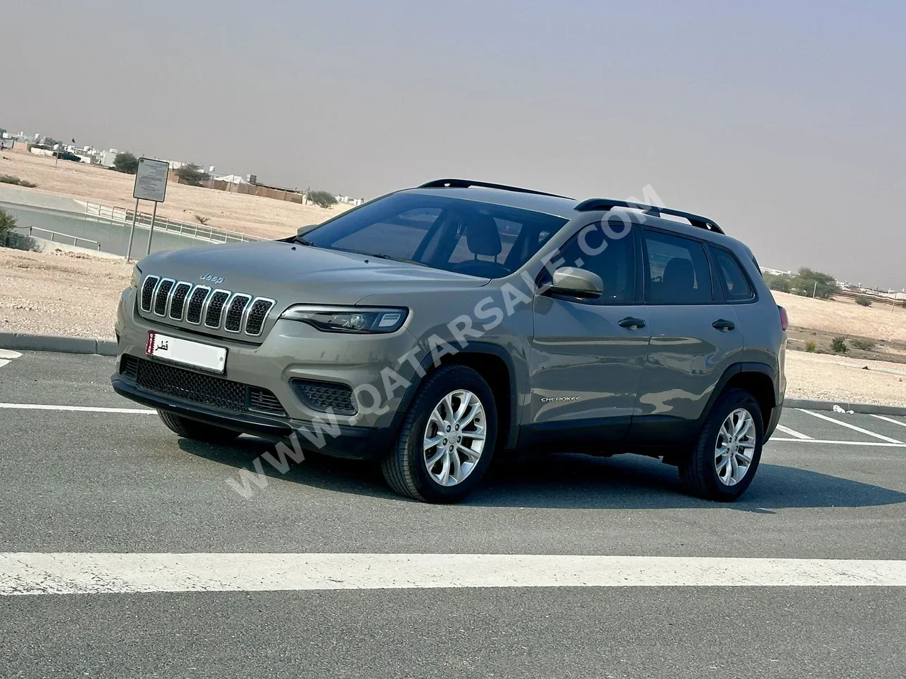 جييب شيروكي سبورت 2019 اوتوماتيك 101,000 كم 6 سلندر دفع رباعي اس يو في رمادي