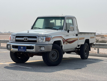 تويوتا  لاند كروزر  ال اكس  2008  عادي  250,000 كم  6 سلندر  دفع رباعي  بيكب  أبيض