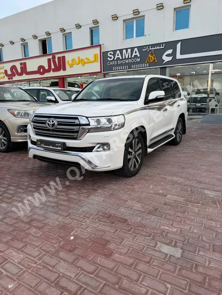 تويوتا  لاند كروزر  في اكس أس  2016  اوتوماتيك  300,000 كم  8 سلندر  دفع رباعي  اس يو في  أبيض