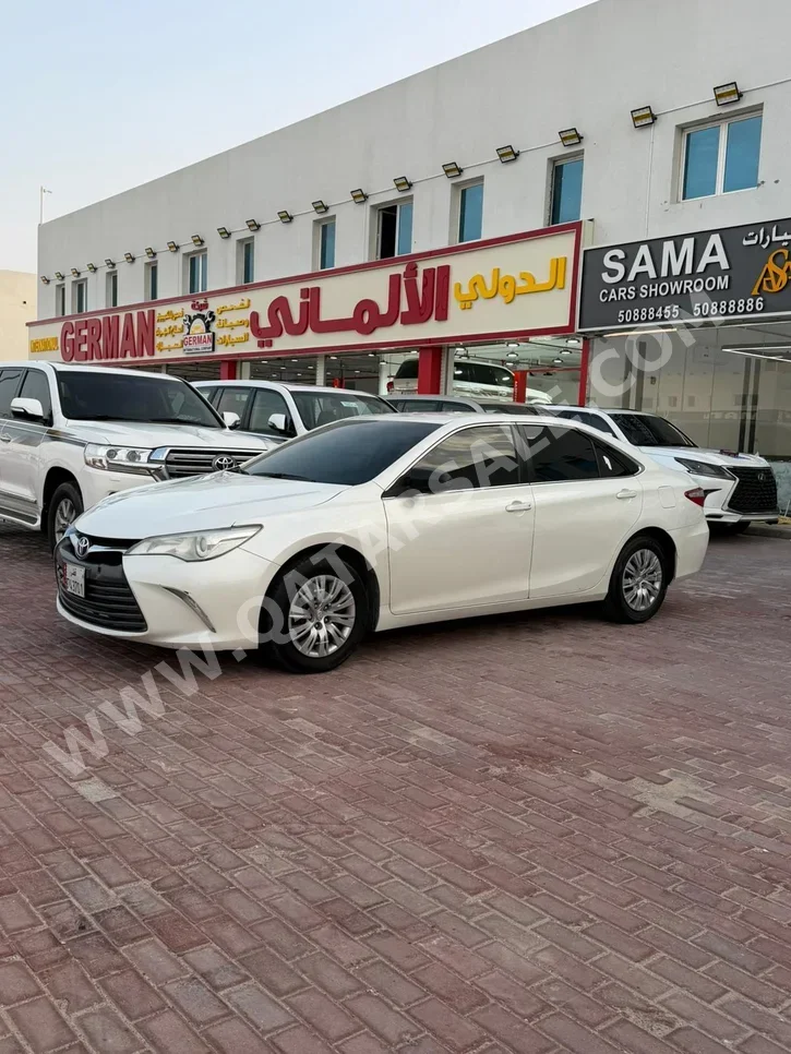 تويوتا كامري جي ال 2017 اوتوماتيك 172,000 كم 4 سلندر سحب امامي سيدان أبيض