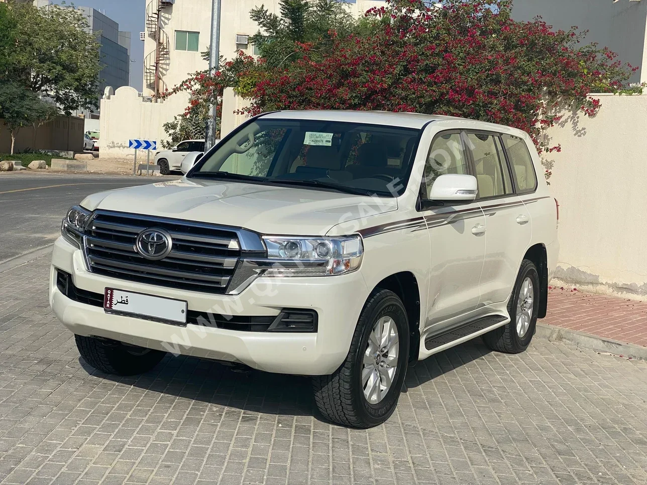 تويوتا  لاند كروزر  جي اكس ار  2021  اوتوماتيك  108,000 كم  6 سلندر  دفع رباعي  اس يو في  أبيض