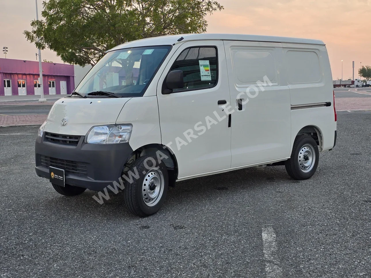 تويوتا  فان  4 سلندر  فان  أبيض  2025