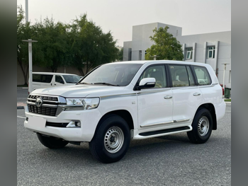 تويوتا  لاند كروزر  في اكس ار  2017  اوتوماتيك  325,000 كم  8 سلندر  دفع رباعي  اس يو في  أبيض