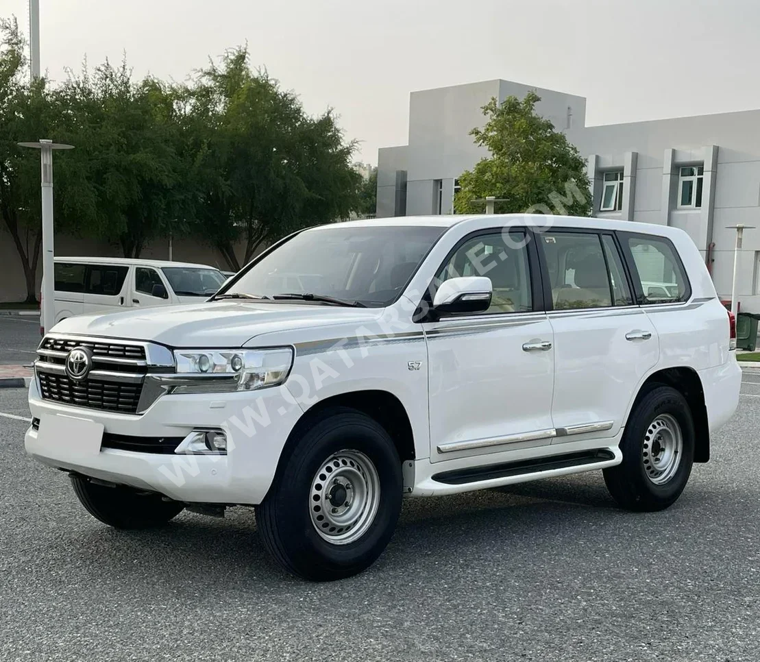 تويوتا لاند كروزر في اكس ار 2017 اوتوماتيك 325,000 كم 8 سلندر دفع رباعي اس يو في أبيض