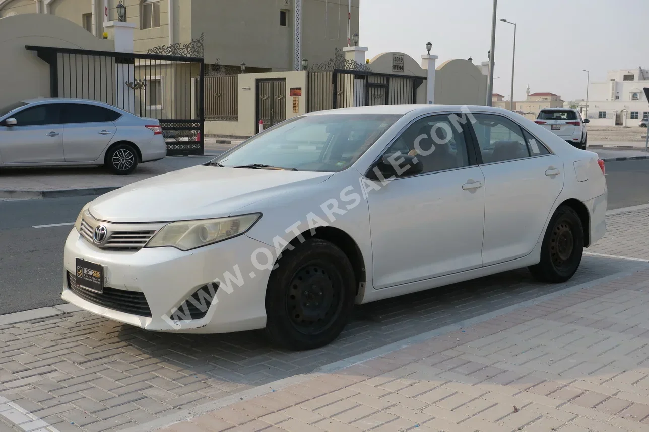 تويوتا كامري جي ال 2012 اوتوماتيك 197,000 كم 4 سلندر سحب امامي سيدان أبيض