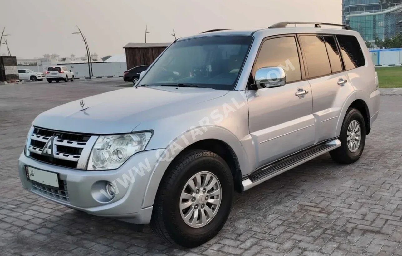 ميتسوبيشي باجيرو 3.5 2014 اوتوماتيك 158,000 كم 6 سلندر دفع رباعي اس يو في فضي