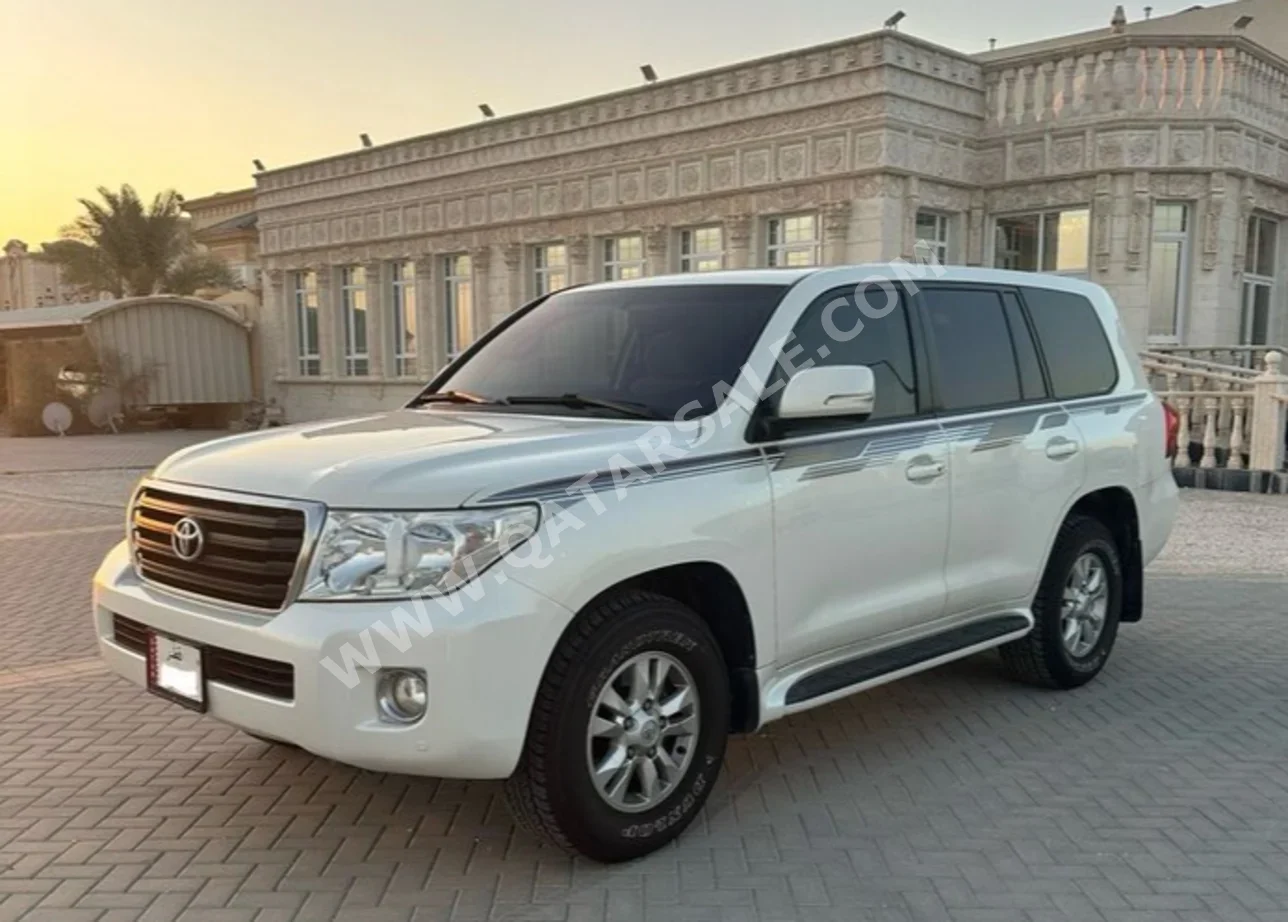 تويوتا  لاند كروزر  جي اكس  2014  اوتوماتيك  255,538 كم  6 سلندر  دفع رباعي  اس يو في  أبيض لؤلؤي