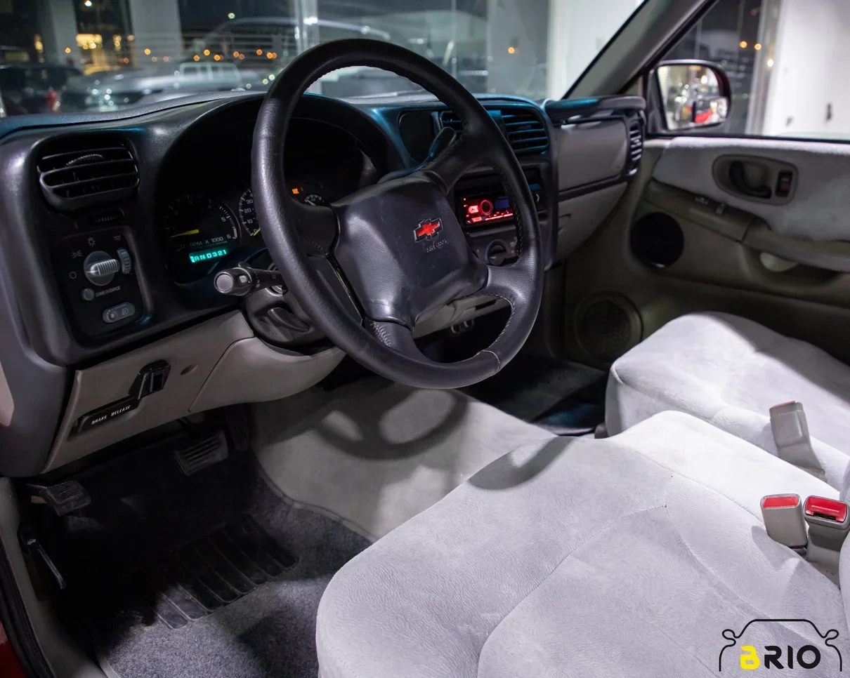 Chevrolet  SSR  1999  Automatic  175,000 Km  6 Cylinder  Four Wheel Drive (4WD)  Pick Up  Red