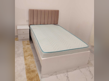 الأسّرة - لايف ستايل  - فردي  - زهري  - متضمنة المرتبة  - مع طاولة سرير جانبية