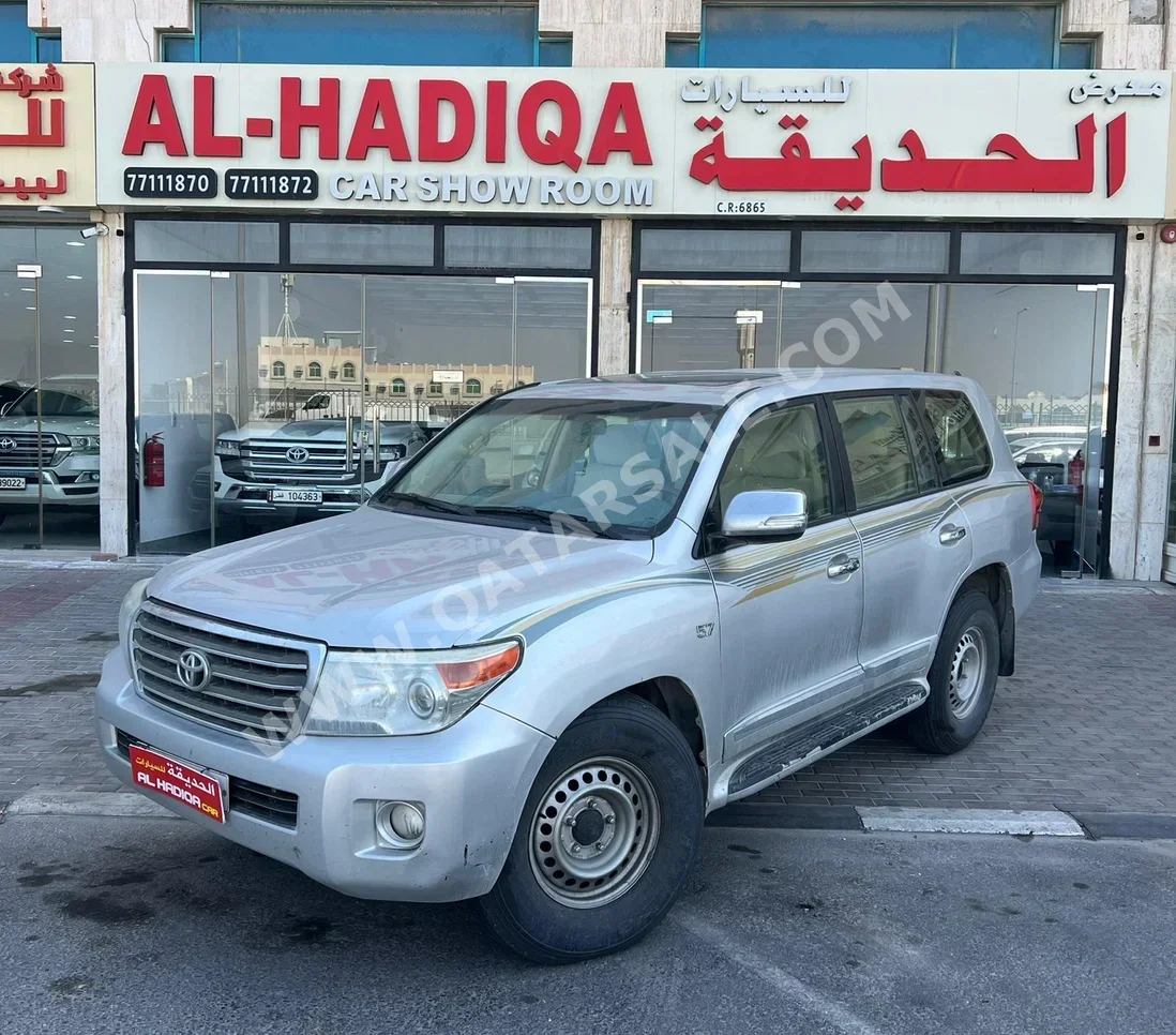 تويوتا  لاند كروزر  في اكس ار  2012  اوتوماتيك  360,000 كم  8 سلندر  دفع رباعي  اس يو في  فضي