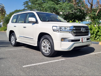 تويوتا  لاند كروزر  جي اكس ار  2016  اوتوماتيك  53,000 كم  8 سلندر  دفع رباعي  اس يو في  أبيض