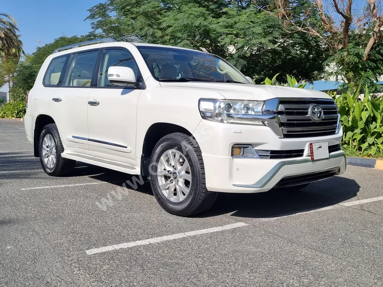 تويوتا  لاند كروزر  جي اكس ار  2016  اوتوماتيك  53,000 كم  8 سلندر  دفع رباعي  اس يو في  أبيض