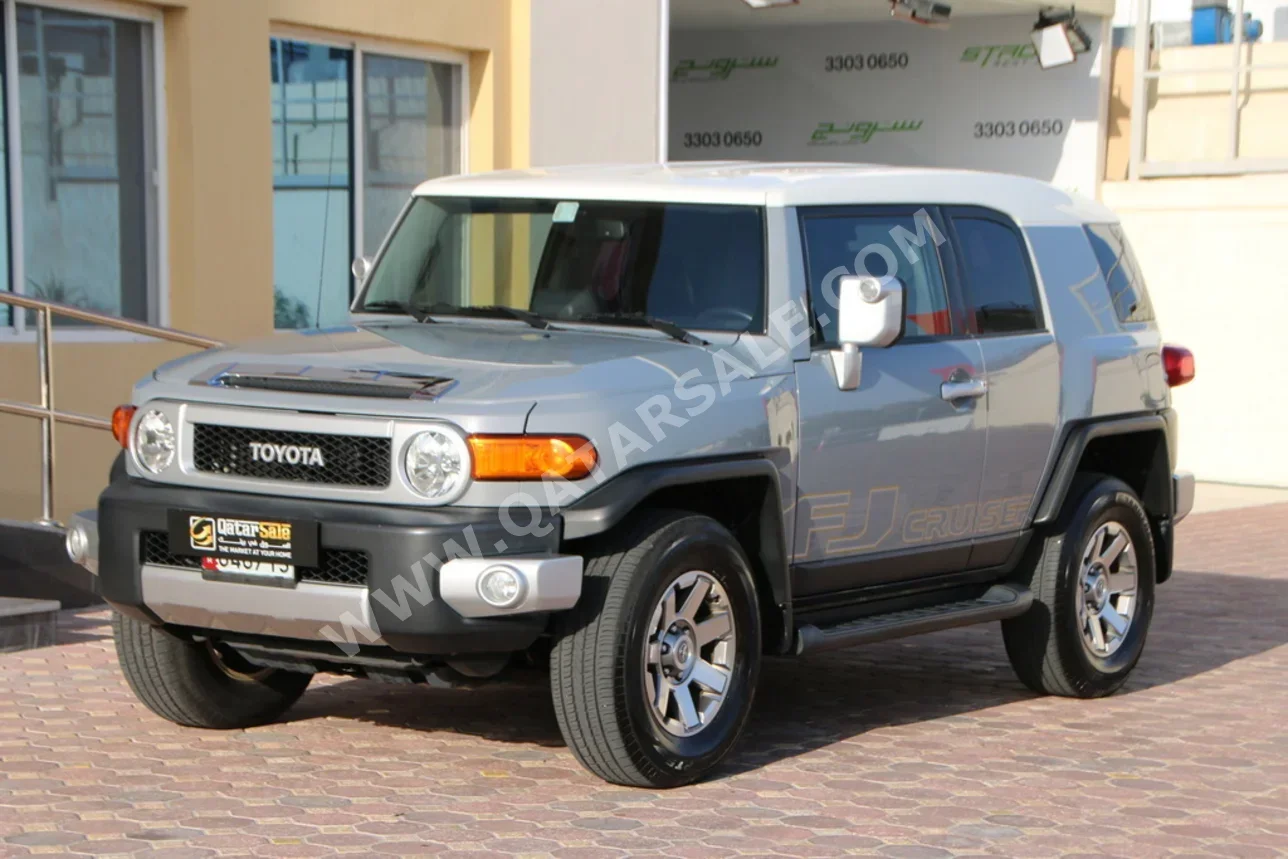 تويوتا  إف جي كروزر  2018  اوتوماتيك  228,000 كم  6 سلندر  دفع رباعي  اس يو في  رمادي
