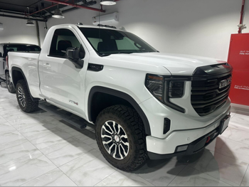 جي ام سي  سييرا  اي تي 4  2022  اوتوماتيك  68,000 كم  8 سلندر  دفع رباعي  بيكب  أبيض  تحت الضمان