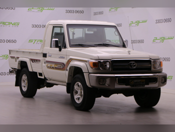 تويوتا لاند كروزر ال اكس 2022 عادي 127,000 كم 6 سلندر دفع رباعي بيكب أبيض