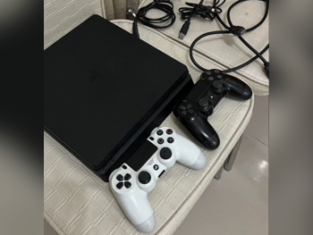 اجهزة العاب الفديو - سوني  - بلاي ستيشن 4  - 1 تيرابايت  -تشمل أجهز تحكم: 2