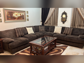 الأرائك والكنب والكراسي مايداس  شكل L  - مخمل  - بني  - مع طاولة  وطاولات جانبية