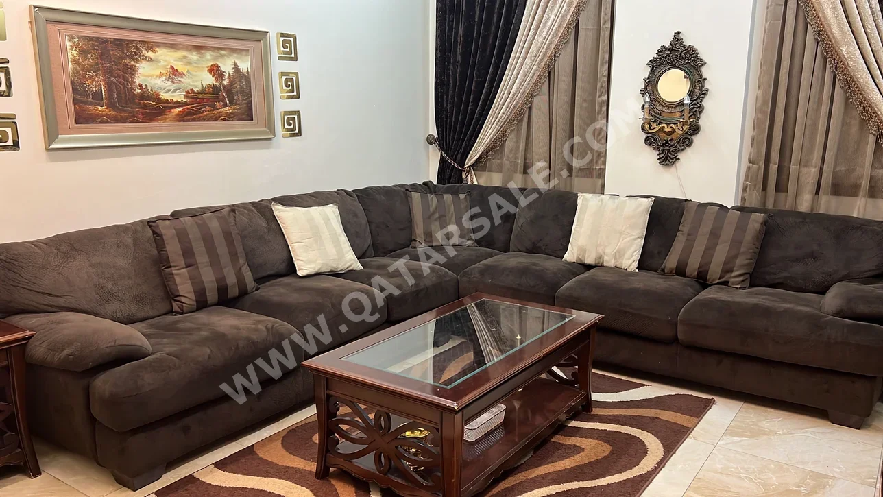 الأرائك والكنب والكراسي مايداس  شكل L  - مخمل  - بني  - مع طاولة  وطاولات جانبية