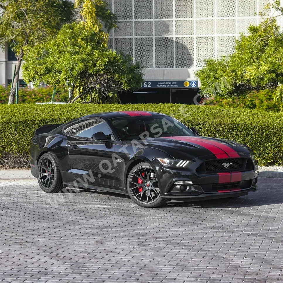 فورد  موستانغ  جي تي  2015  اوتوماتيك  129,000 كم  8 سلندر  دفع خلفي  كوبيه \ سبورت  أسود