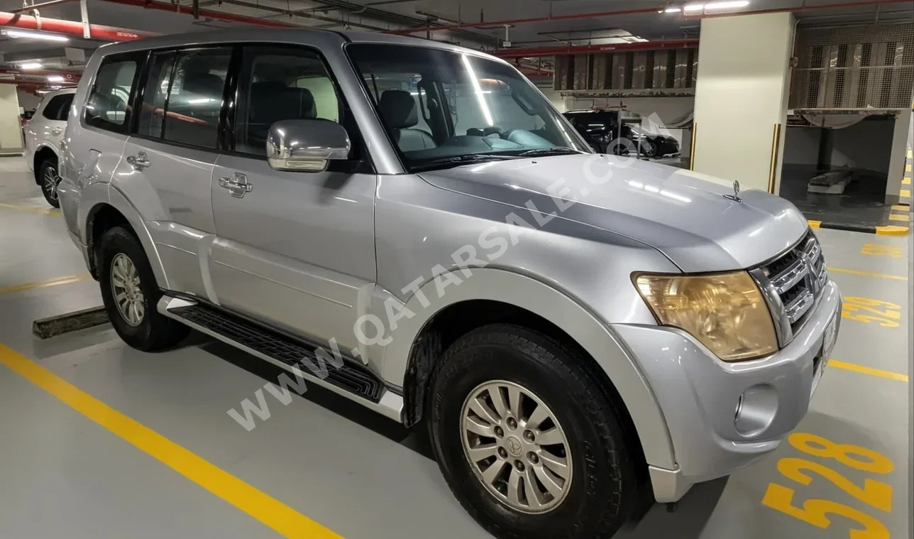 ميتسوبيشي  باجيرو  GLS  2013  اوتوماتيك  227,094 كم  6 سلندر  دفع رباعي  اس يو في  فضي