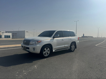 تويوتا  لاند كروزر  في اكس ار  2013  اوتوماتيك  311,000 كم  8 سلندر  دفع رباعي  اس يو في  أبيض