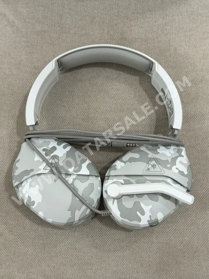 ملحقات اجهزة العاب الفيديو سماعات فوق الأذن  - أبيض