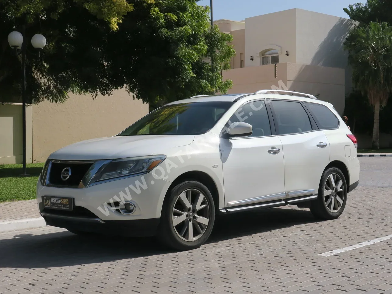 Nissan  Pathfinder  SV  2014  Automatic  124,000 Km  6 Cylinder  Four Wheel Drive (4WD)  SUV  White