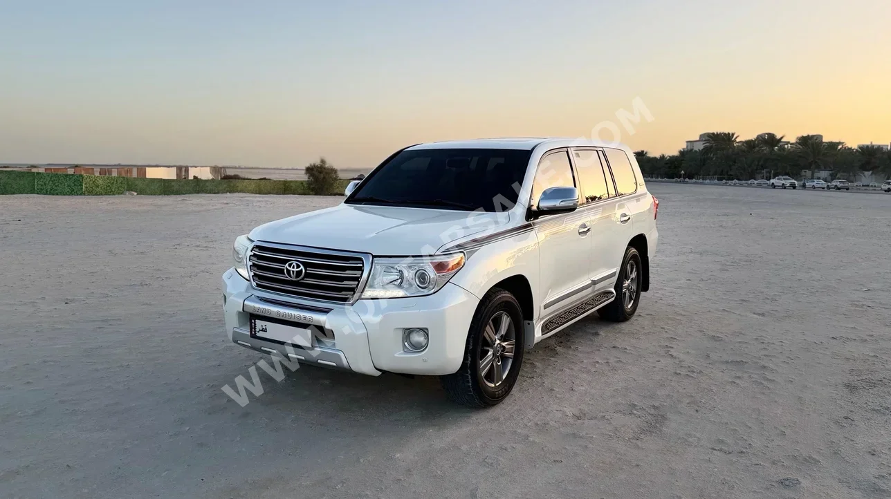 Toyota  Land Cruiser  GXR  2015  Automatic  147,000 Km  8 Cylinder  Four Wheel Drive (4WD)  SUV  Pearl