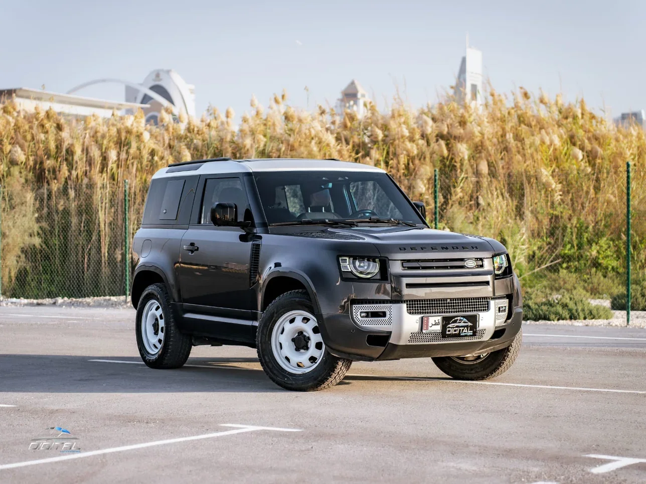 Land Rover  Defender  90 SE  2022  Automatic  61,000 Km  4 Cylinder  Four Wheel Drive (4WD)  SUV  Black  With Warranty