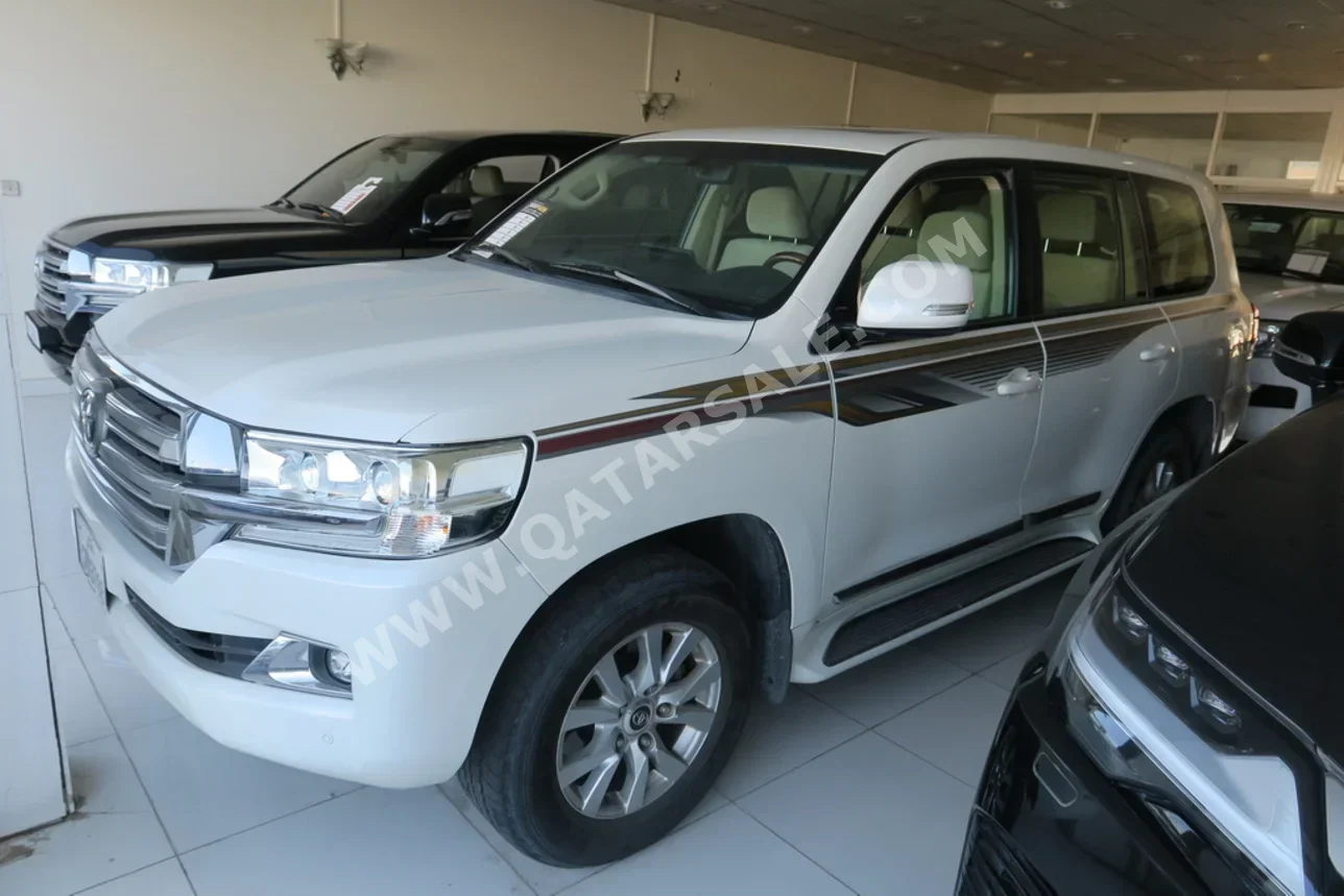 تويوتا  لاند كروزر  جي اكس ار  2016  اوتوماتيك  219,000 كم  6 سلندر  دفع رباعي  اس يو في  أبيض