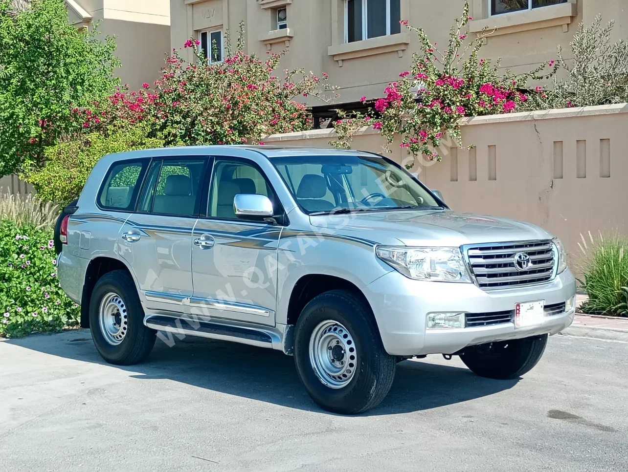 تويوتا  لاند كروزر  في اكس ار  2009  اوتوماتيك  240,000 كم  8 سلندر  دفع رباعي  اس يو في  فضي