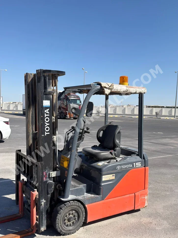 رافعة شوكية 2022  برتقالي + رمادي  ضمان  1500  تويوتا