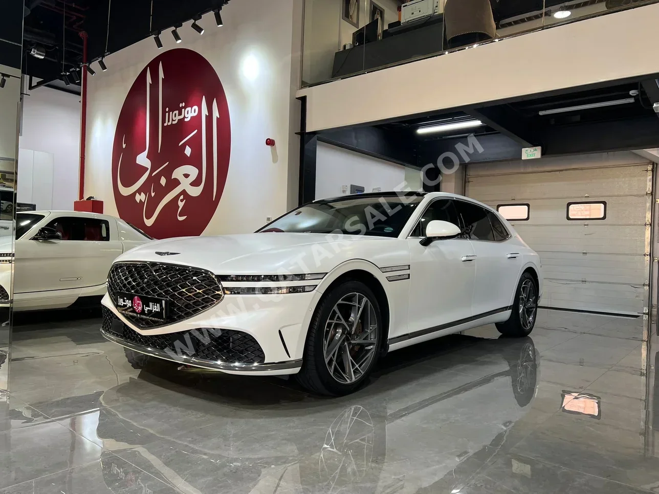 Genesis  G90  2023  Automatic  29,000 Km  8 Cylinder  All Wheel Drive (AWD)  Sedan  Pearl  With Warranty