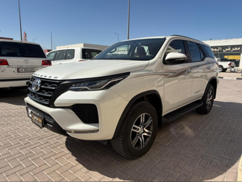 Toyota  Fortuner  2022  Automatic  85,000 Km  4 Cylinder  Four Wheel Drive (4WD)  SUV  White