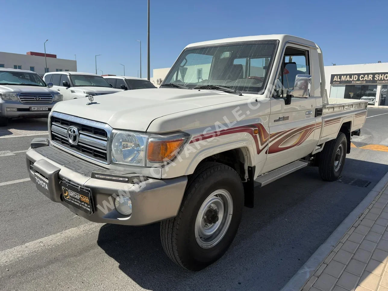 تويوتا  لاند كروزر  ال اكس  2012  عادي  182,000 كم  6 سلندر  دفع رباعي  بيكب  أبيض
