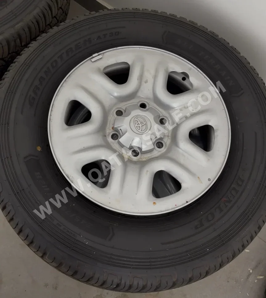 العجلات والجنوط (الرنقات) دنلوب صنع في اليابان \  4 مواسم  تشمل الرنق  17"