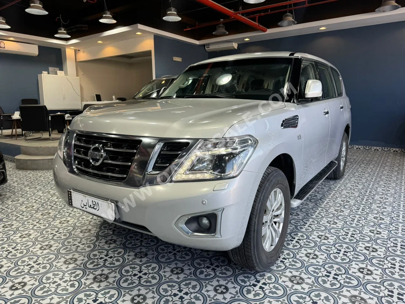 نيسان  باترول  اس اي  2016  اوتوماتيك  32,000 كم  8 سلندر  دفع رباعي  اس يو في  فضي