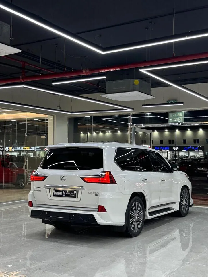 Lexus  LX  570 S  2017  Automatic  291,000 Km  8 Cylinder  Four Wheel Drive (4WD)  SUV  White