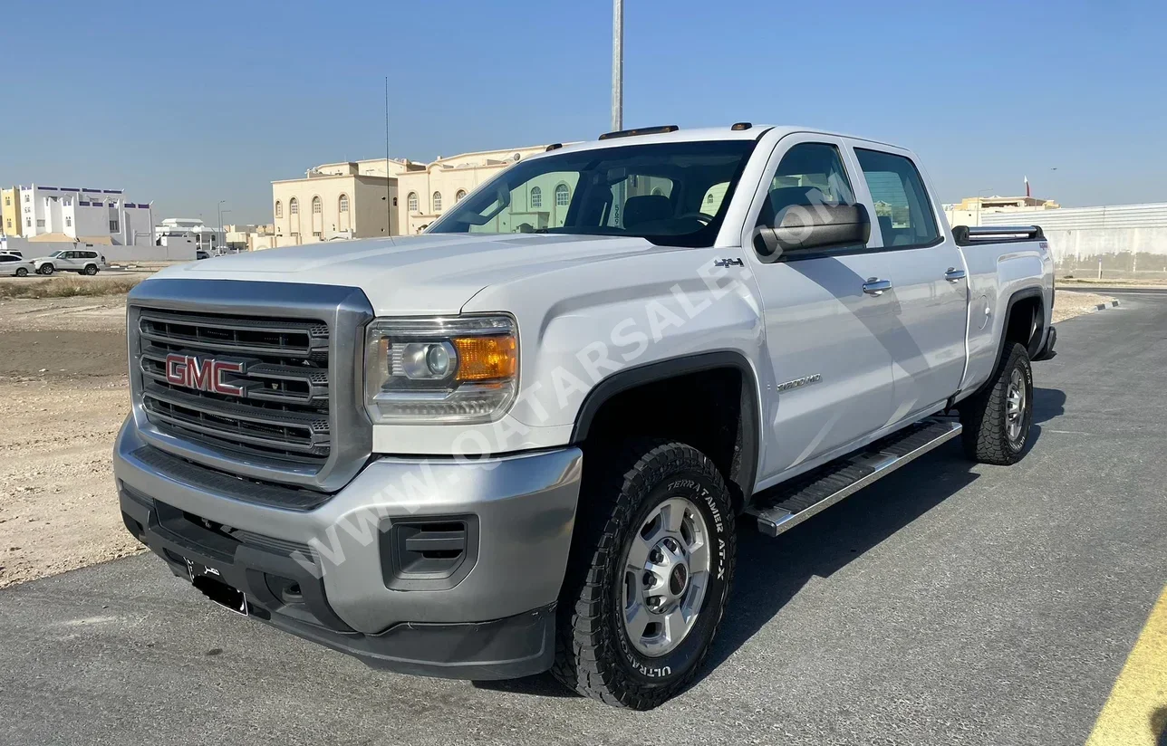 GMC  Sierra  2500 HD  2017  Automatic  227,000 Km  8 Cylinder  Four Wheel Drive (4WD)  Pick Up  White