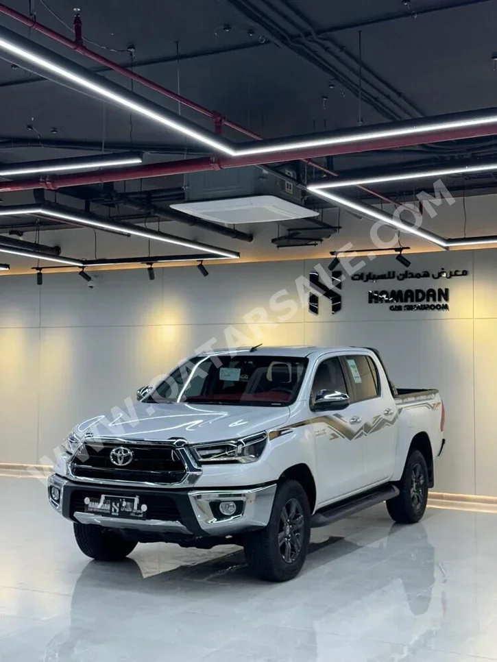 تويوتا  هاي لوكس  اس ار 5  2024  اوتوماتيك  12,000 كم  4 سلندر  دفع رباعي  بيكب  أبيض  تحت الضمان