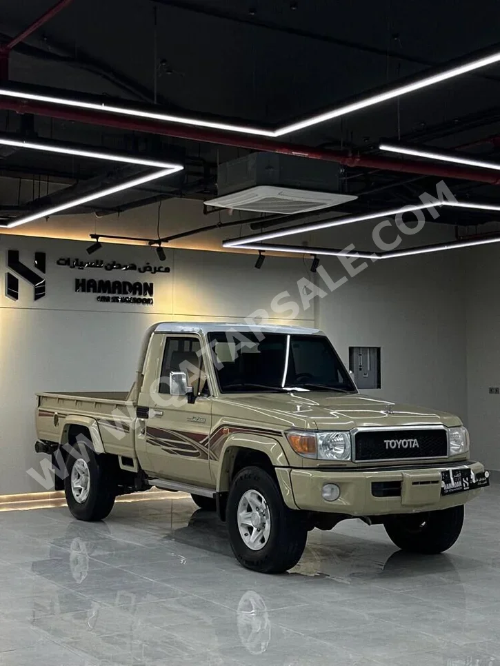 تويوتا  لاند كروزر  ال اكس  2021  عادي  150,000 كم  6 سلندر  دفع رباعي  بيكب  بيج