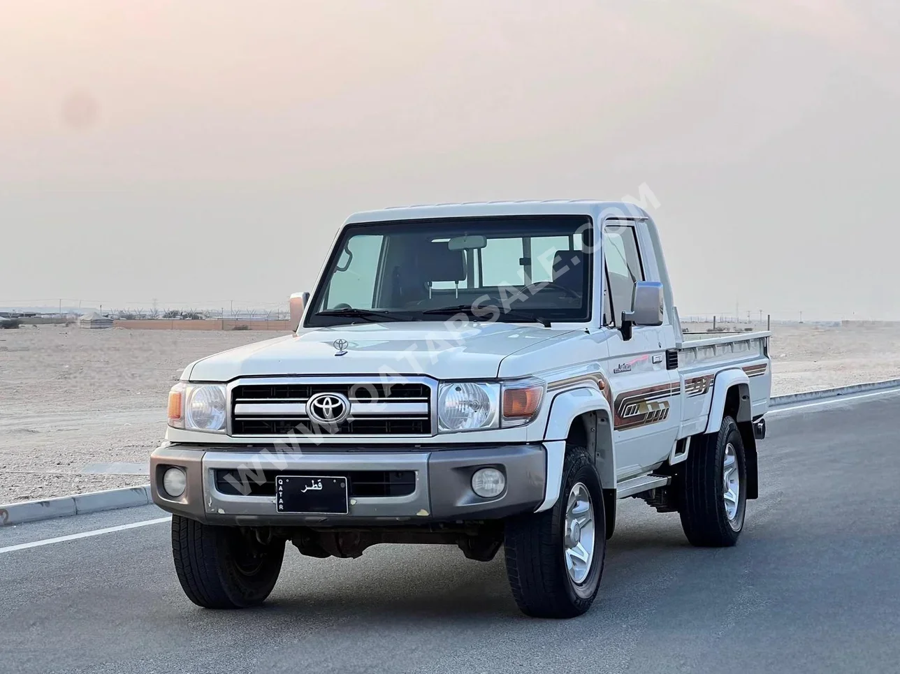 تويوتا  لاند كروزر  ال اكس  2022  عادي  191,500 كم  6 سلندر  دفع رباعي  بيكب  أبيض