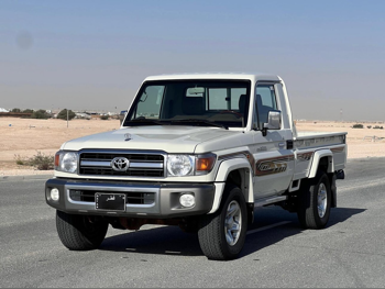 تويوتا  لاند كروزر  ال اكس  2022  عادي  38,600 كم  6 سلندر  دفع رباعي  بيكب  أبيض