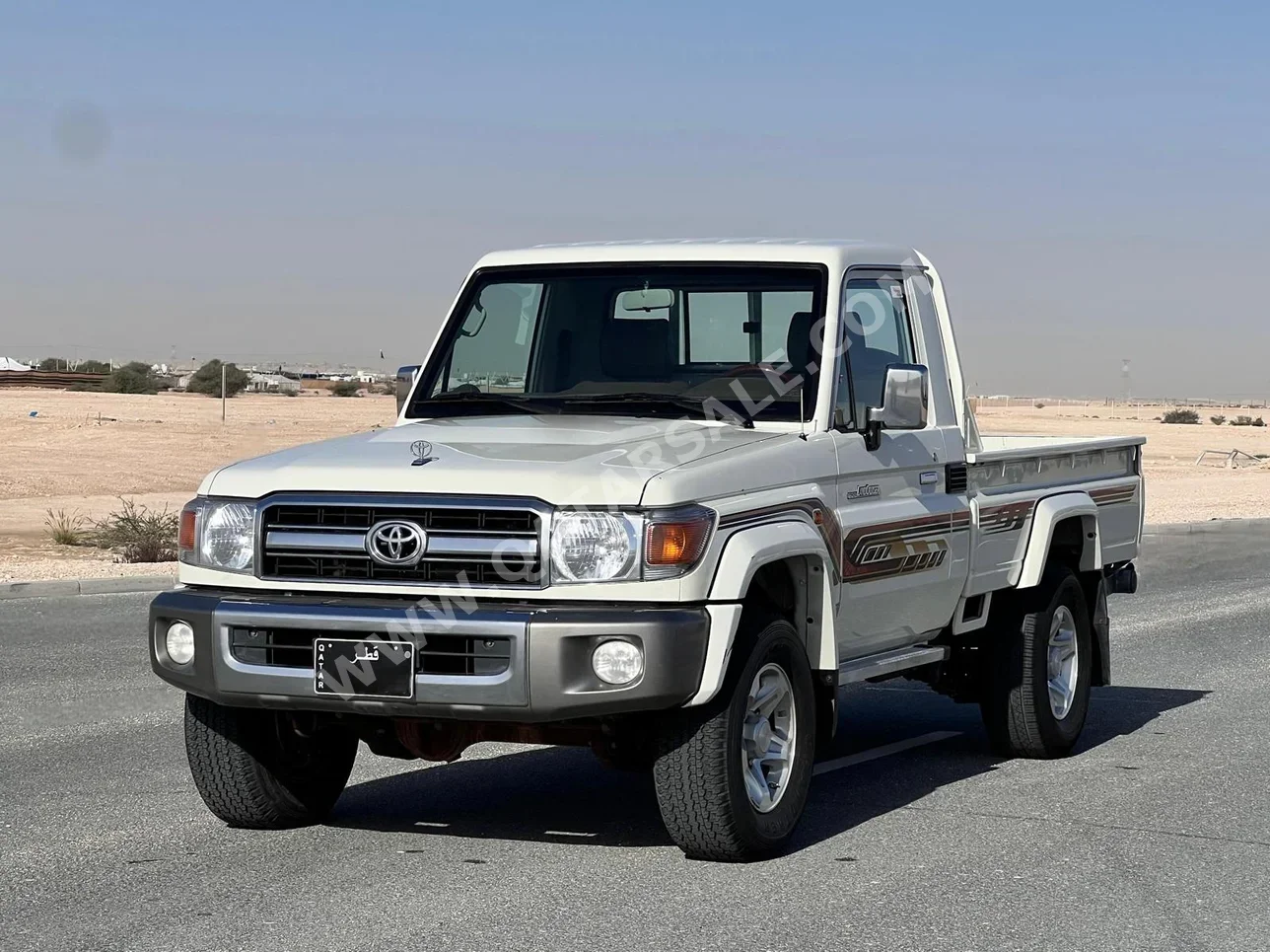 تويوتا  لاند كروزر  ال اكس  2022  عادي  38,600 كم  6 سلندر  دفع رباعي  بيكب  أبيض
