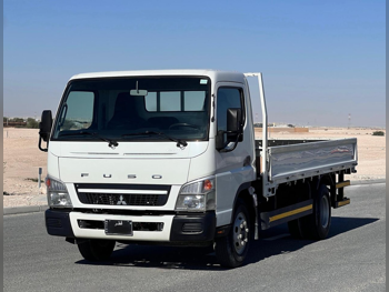 ميتسوبيشي  فوزو كنتر  2021  عادي  32,500 كم  4 سلندر  دفع خلفي  بيكب  أبيض