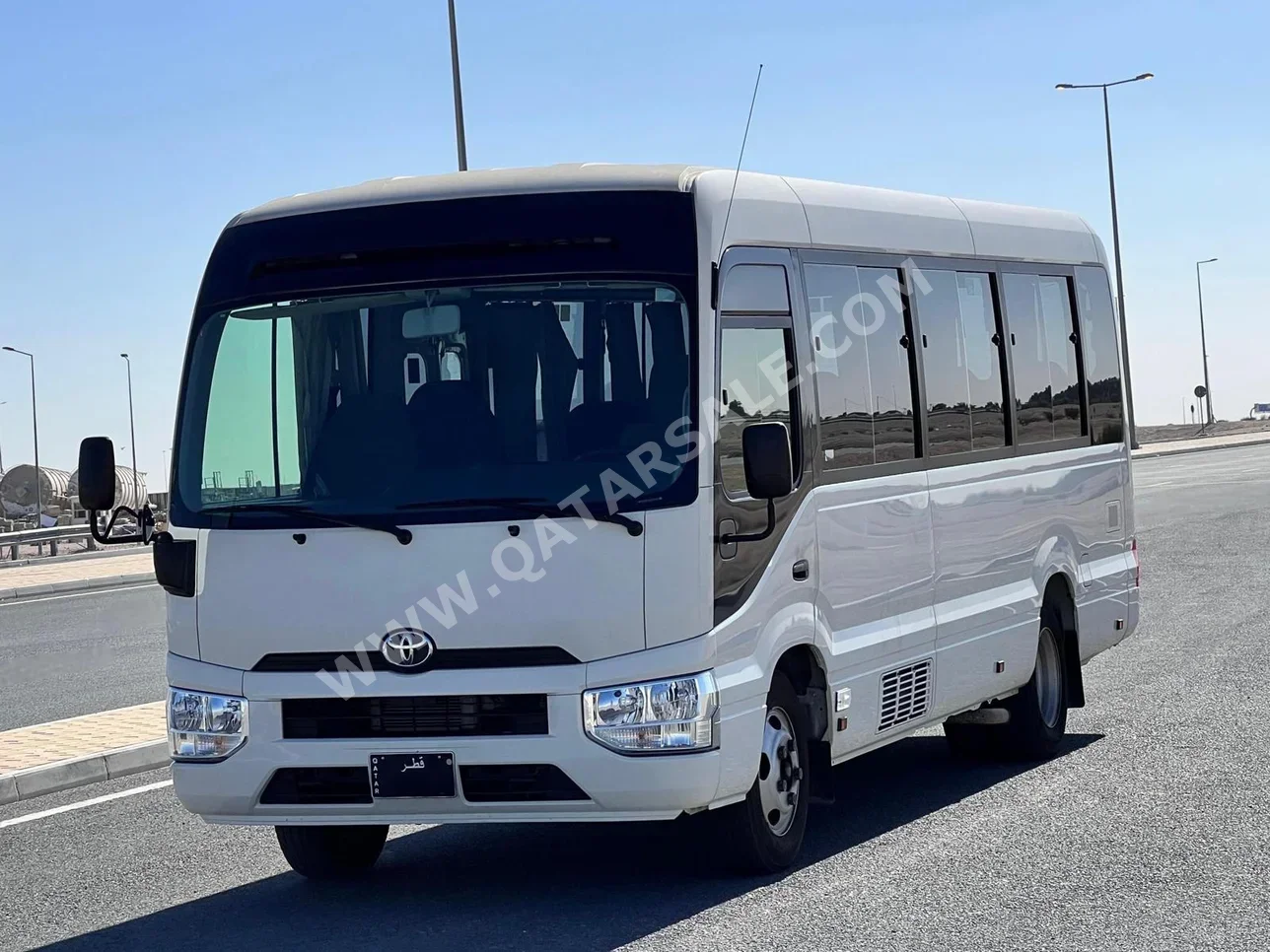 تويوتا  كوستر  2022  عادي  272,000 كم  4 سلندر  دفع خلفي  فان \ باص  أبيض