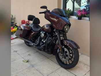 Harley Davidson  Street Glide -  2018 - Color Maroon